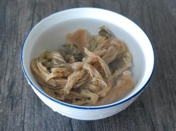 step1: 將梅菜浸10分鐘，用水沖走沙粒，再切小塊，用少許糖和麻油醃一醃