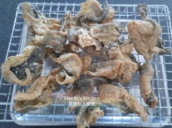 step5: 將魚皮盛起, 再入焗爐焗5分鐘。(焗的時間請目測。) 最後如食辣可撒上辣椒粉。