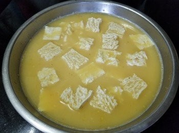 step4: 將雞蛋打好後，加入1比1.5份量的水攪拌好，放入薑蓉，胡椒粉，魚子，黃酒，少少雞粉，再放入豆腐稍為要攪拌好