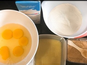 step1: 步驟：
1.麵粉過篩備用
2.雞蛋、糖、鹽攪拌均勻。
3.加熱牛奶及牛油溶液攪拌均勻。
4.加入蛋漿，麵粉攪拌均勻
5.過篩，隔去粉粒。
蓋上保鮮紙放入雪櫃雪1小時或以上