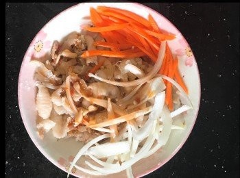 step1: 鳳爪解凍，洗淨。滾水加薑片加鳳爪煮10-15分鐘。
煮好後用筷子插鳳爪掌心厚肉位置，能插入離骨便熟。煮太久會失去爽口口感
煮好後馬上沖水，再加冰水浸20分
煮好後可拆骨
做醬汁：白醋、茄汁、糖、蒜蓉攪拌均勻，攪至糖完全溶化。
把醬汁、甘筍絲、洋蔥絲及檸檬汁撈勻。放雪櫃醃一晚便可