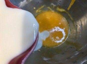 step3: 加入鮮奶及柚子蜜打勻