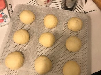 step7: 在麵團上噴些少水，蓋上保鮮紙，放入密閉空間內發酵約50分鐘至兩倍大