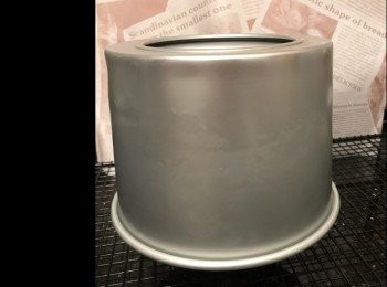 step9: 焗好後取出蛋糕大力”噔”兩下，立即倒扣放涼，之後便可脫模