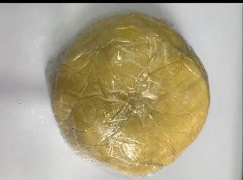 step3: 將混合物倒在保鮮紙上搓成麵團，稍微壓平成餅塊裝，然後包好放入雪櫃冷藏最少4小時以上，早一晚製作更好