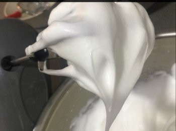 step3: 蛋白同糖打至濕性，蛋白同蛋黃糊拌勻，分2-3次拌