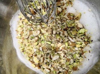 step6: 將糖粉，果仁碎倒入