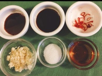 step2: 將所有<span class="group_2">調味料</span>攪勻，倒在冰菜上。