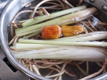 step3: 將所有材料放入煲內。