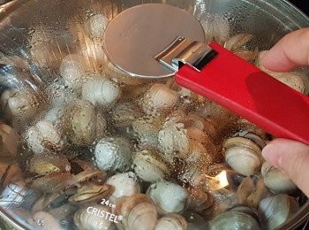 step3: 燒熱一鍋水，將波波蜆加入，加蓋煮至蜆開口。