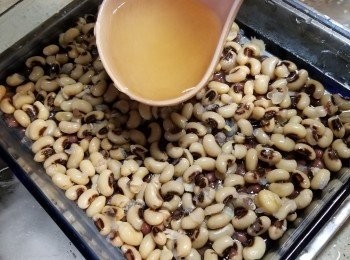 step10: 到最後平勻舖上眉豆,倒入最後的大菜糖水,待涼後即可放入雪櫃雪凍即可