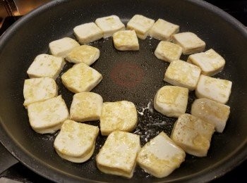 step5: 再將豆腐兩邊煎至金黃上碟備用