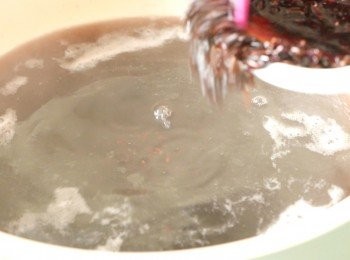 step3: 把浸黑糯米的水先倒入鍋中以大火煮滾，然後加入黑糯米，再次煮滾後調至小火，蓋上煮40分鐘。