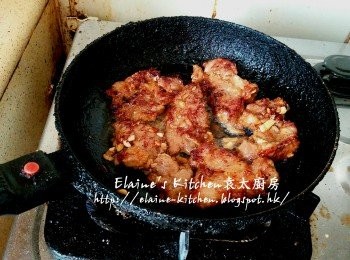 step14: 豬扒亦放入鑊中用中火煎至兩面金黃即可