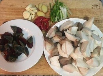 step2: 蒜去皮；薑切片；辣椒去籽斜切;蔥切段；皮蛋去殼後切塊（每塊都應有連蛋黃）；杏鮑菇切滾刀成塊狀；