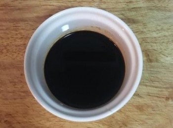 step8: 煎杏鮑菇時，將<span class="group_2">調味料</span>都混在一起備用。