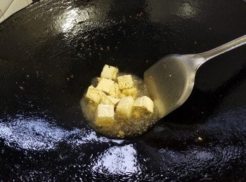 step8: 將解凍後的冰豆腐，分批用中火炸至金黃色備用