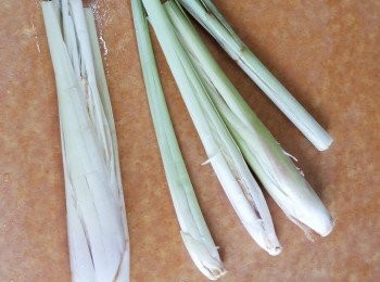 step2: 香芧用刀拍扁，備用。