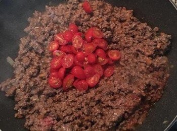 step10: 接著放入蕃茄丁拌炒；