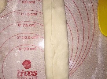 step5: 兩邊向中間折，再稍稍擀寬。