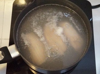 step2: <a href="https://bit.ly/3ANJVUp" target="_blank" data-keyword="豬展" class="guide-link"><strong>豬展</strong></a> <span style="display:inline-block;vertical-align:middle;margin-top:-3px;color:initial;border-radius:3px;padding:2px 3px;font-size:12px;line-height:14px;background:#87d300;color:#fff;">即買</span> 放入冷水中與薑片以小火煲滾, 好讓肉內的血水及污物排出, 撈出後沖乾淨備用