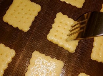 step3: 印模後用叉子係中間咭啲小孔，以免焗時脹起。