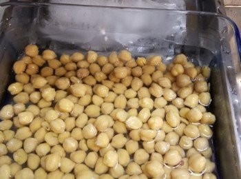 step7: 用一個大約25cm x20cm的盒,將鷹咀豆舖平,倒入煮溶的大菜糖水,水要剛好蓋過豆,再浸冰水約3-5分鐘,(浸冰水作用是加快凝固大菜時間)