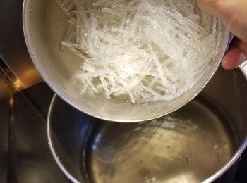 step6: 再加入己經浸軟的大菜絲,將大菜絲煮溶