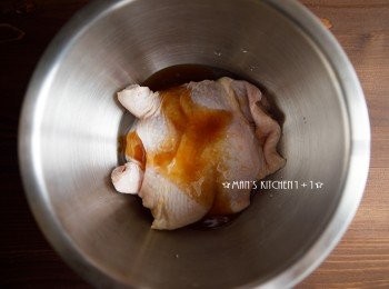 step1: 首先將雞腿排與<span class="group_2">醃料</span>均勻混合醃製約30分鐘