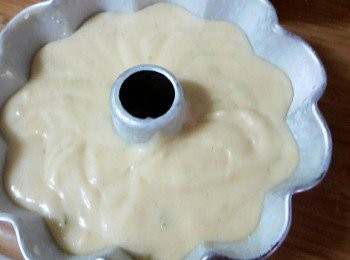 step8: 倒入模子中 , 並輕敲一下把麵糊中的空氣排出