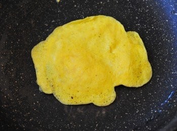 step4: 雞蛋：分成蛋白及蛋黃，用筷手輕輕打發起。在一個平底鑊內加入一茶匙油，開小火，待鑊微暖的時候，放入蛋黃，煎成薄片，然後反轉面，注意不要用大火，最理想就是不要煎至啡色。