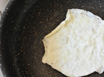 step5: 用同樣方法煎蛋白。將白色和黃色蛋皮切成五厘米幼絲，待用