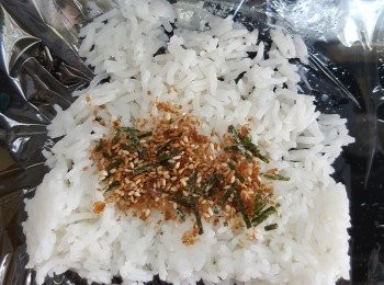 step1: 白飯放在保鮮紙上，加適量飯素