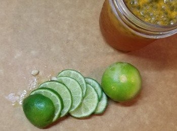 step2: 青檸用開水浸片刻，洗抺乾淨後切片，