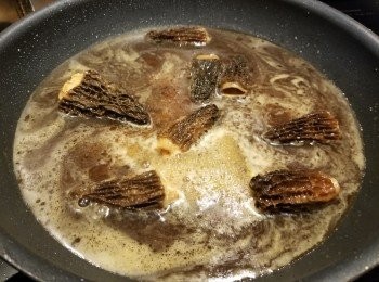 step7: 用平底鑊將<span class="group_2">調味汁料</span>加入己經浸軟的羊肚菌,蓋上蓋煮約3分鐘