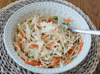 step1: 將所有材料放入碗內，下1茶匙鹽、少許黑胡椒粉、少許麻油調味，拌勻