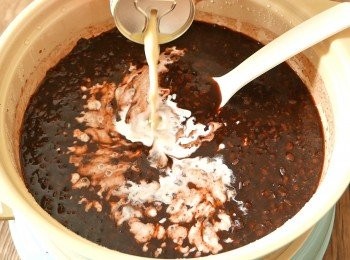 step5: 加入椰漿、淡奶和芋頭攪勻，以中小火煮至暖即成，不要以大火煮滾，否則椰漿會變質。