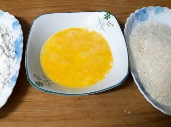 step10: 準備好低粉 , 蛋液和麵包粉
