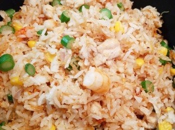 step10: 將巳炒好既炒飯放在巳鋪上荷葉的蒸籠內。