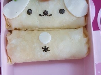 step6: 紫菜剪出眼睛，鼻和pat pat. 再放上煎好的餃子和奇異果~