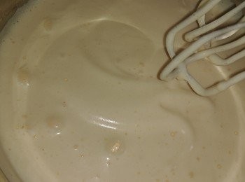step2: 全蛋液打至有紋路可以劃線就可以了(大概打約7至9分鐘)。