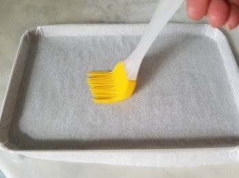 step3: 將焗爐紙放上盆上..掃少許食油...