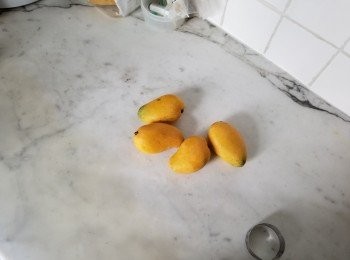 step1: 芒果左右切開..用圖中圓模壓出芒果...