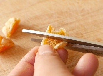 step2: 把龍眼肉、南杏和無花果乾洗淨，再把無花果乾剪成4份。