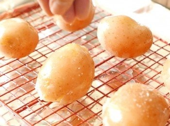 step4: 撈出薯仔隔除水份，待涼一會後以廚紙印乾薯仔表面。在已鋪上錫紙的烤盤上放上網架，在網架上掃油，然後把薯仔排好，在表面掃油，灑上適量鹽。