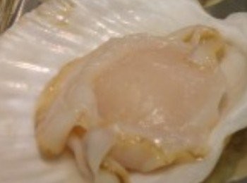 step2: 將扇貝清洗乾淨, 如果想進食方便, 可以選擇切出扇貝肉,。