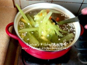 step5: 用中火煲至微滾 , 再拌一拌勻煲內材料
