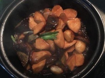 step14: 將炒鍋裡的三杯皮蛋杏鮑菇倒入砂鍋中；