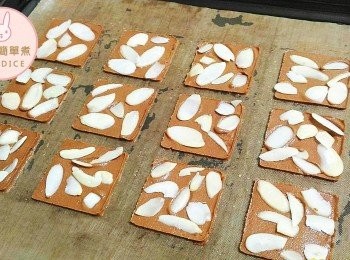 step7: 灑上適量的生杏仁片。(如圖)