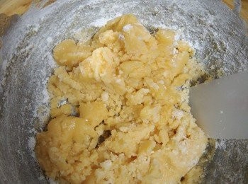 step2: 菜油加上糖，打到淡白色再加鹽搞勻，再加入1隻已打勻的蛋液，搞成糊狀。

分2次加入麵粉，不停搞勻至無粉粒成麵團!然後靜止5分鐘。